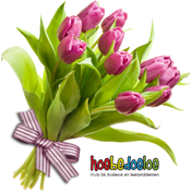 Bos roze tulpen met een roze/witte strik om de stelen - rechtsronder het logo van Hoebedoeloe